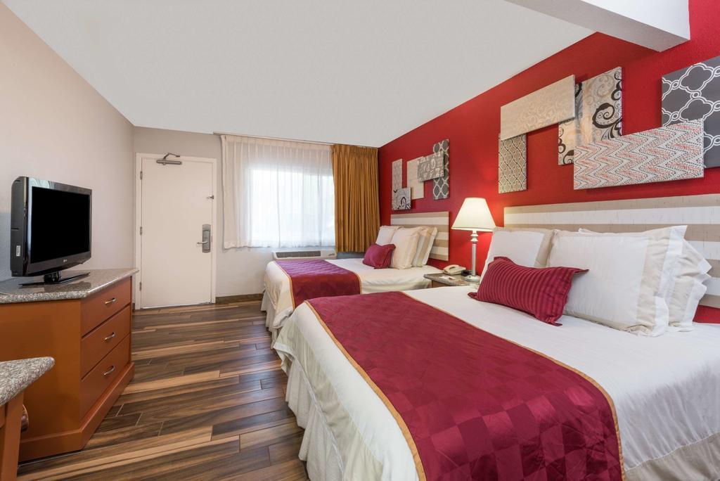 Ramada By Wyndham Near Seaworld / Mission Beach San Diego Bagian luar foto
