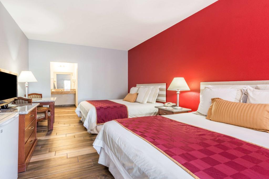 Ramada By Wyndham Near Seaworld / Mission Beach San Diego Bagian luar foto