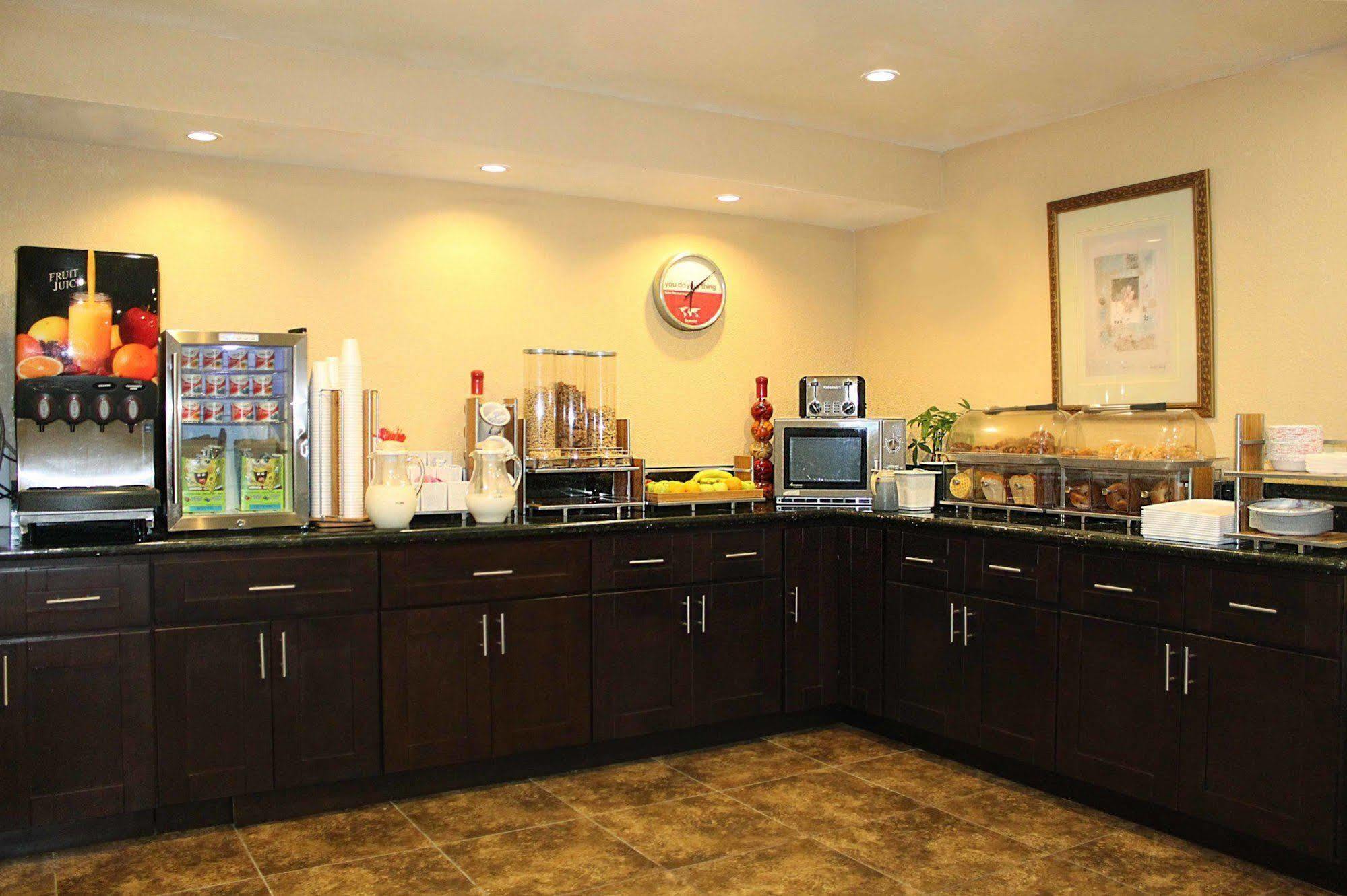 Ramada By Wyndham Near Seaworld / Mission Beach San Diego Bagian luar foto