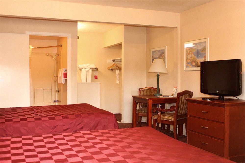 Ramada By Wyndham Near Seaworld / Mission Beach San Diego Bagian luar foto