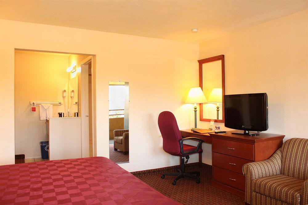 Ramada By Wyndham Near Seaworld / Mission Beach San Diego Bagian luar foto